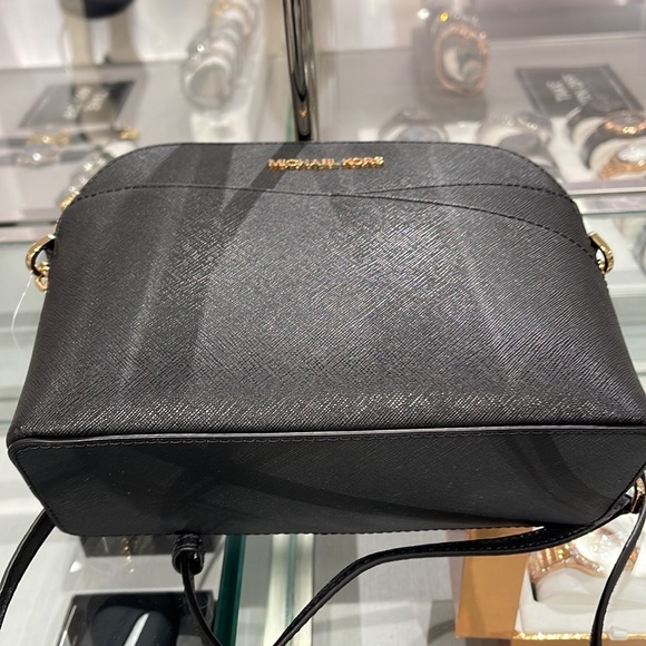 MICHAEL KORS
Jet Set Travel Medium Dome Crossbody Bag
Black - Picture 8 of 16